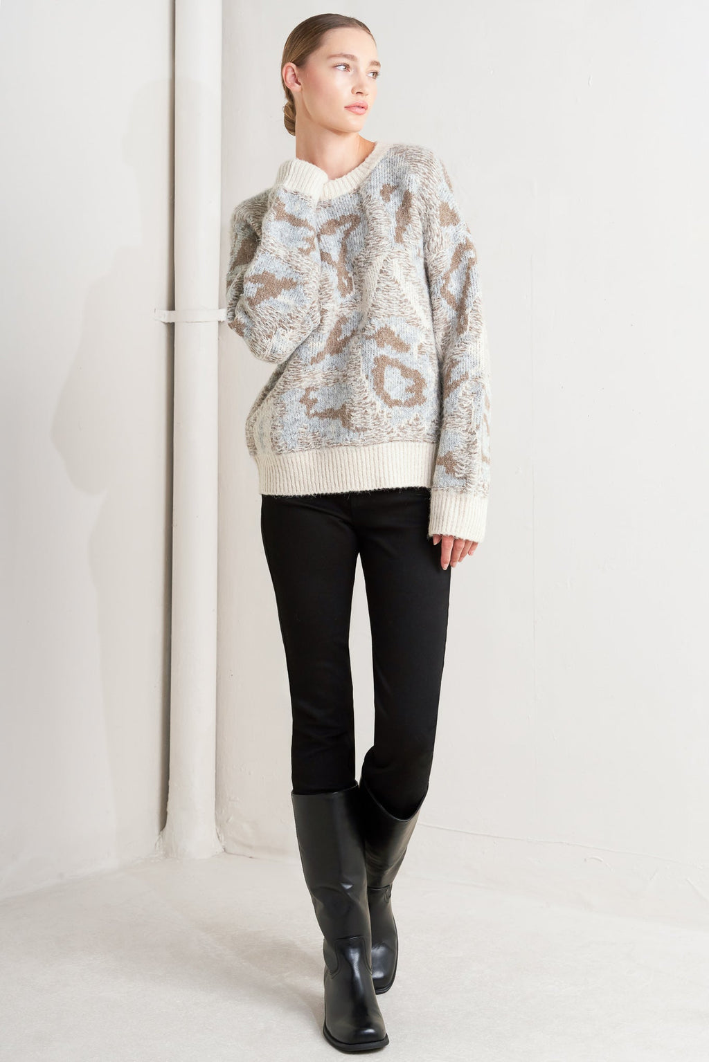 PROMINENT CHARM PULLOVER SWEATER TOP